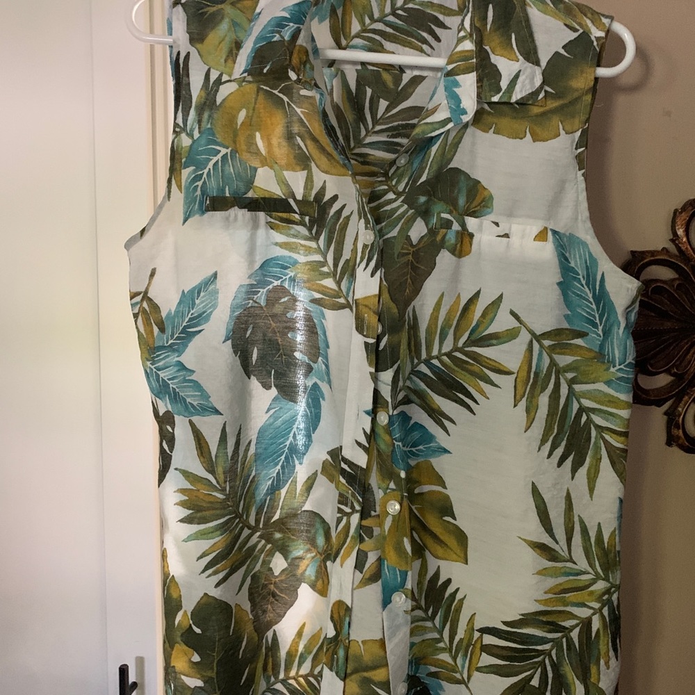 Women's sleeveless blouse. Excellent condition